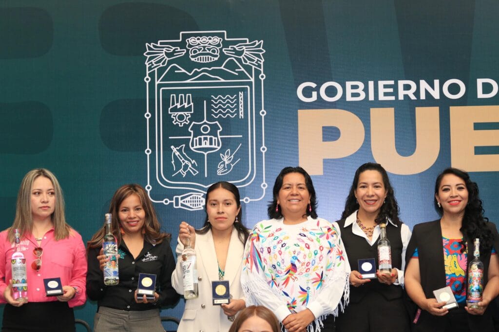 Mujeres mezcaleras poblanas son reconocidas en Bruselas