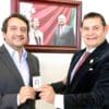 Hijo de AMLO entrega credencial de afiliación a Morena al gobernador Alejandro Armenta