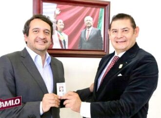 Hijo de AMLO entrega credencial de afiliación a Morena al gobernador Alejandro Armenta