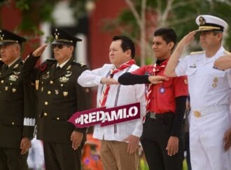 El gobernador Huacho Díaz Mena preside ceremonia patriótica en Mérida