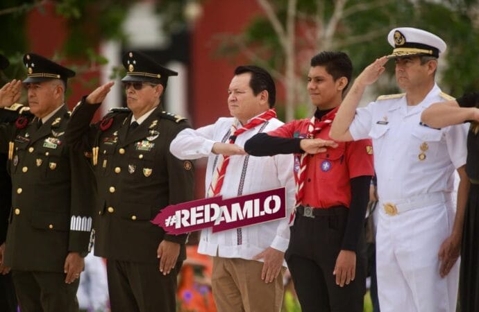 El gobernador Huacho Díaz Mena preside ceremonia patriótica en Mérida