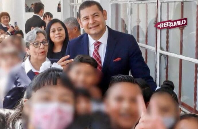 Alejandro Armenta visita su primaria y reafirma compromiso con la educación en Puebla
