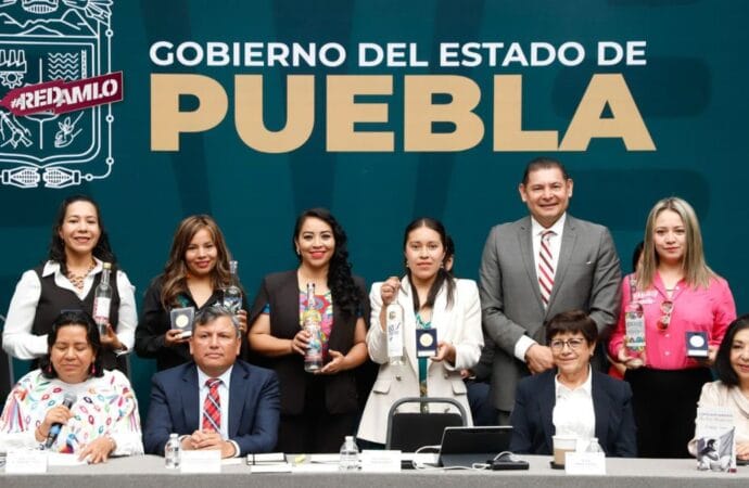 Mujeres mezcaleras poblanas son reconocidas en Bruselas por su destilado