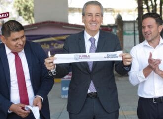 Pepe Chedraui inaugura techado escolar en Puebla