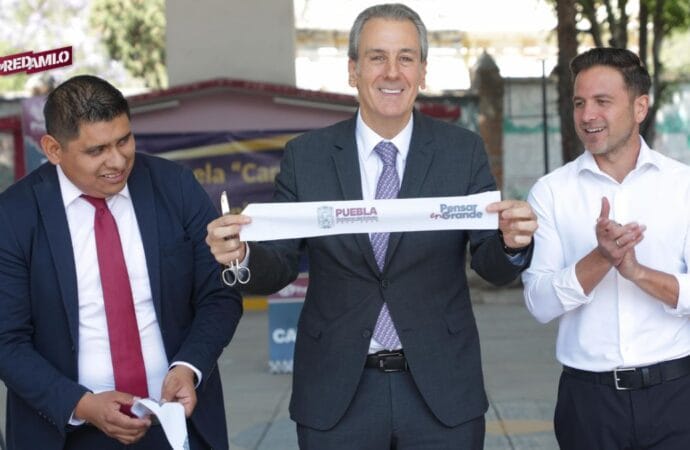 Pepe Chedraui inaugura techado escolar en Puebla